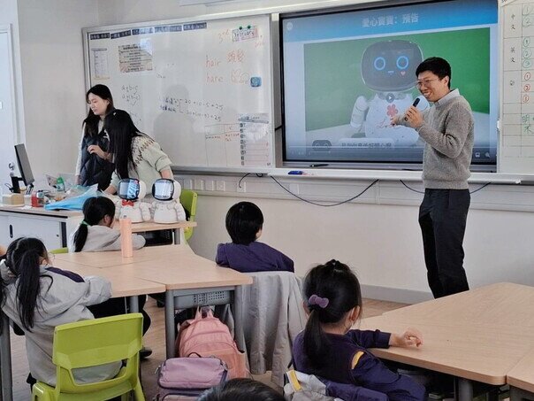 香港科技大学博士候选人冯广照向同学介绍情绪支援机械人。