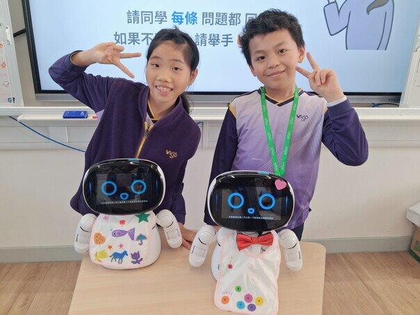 同学展示为「爱心宝宝」设计的创意服饰。