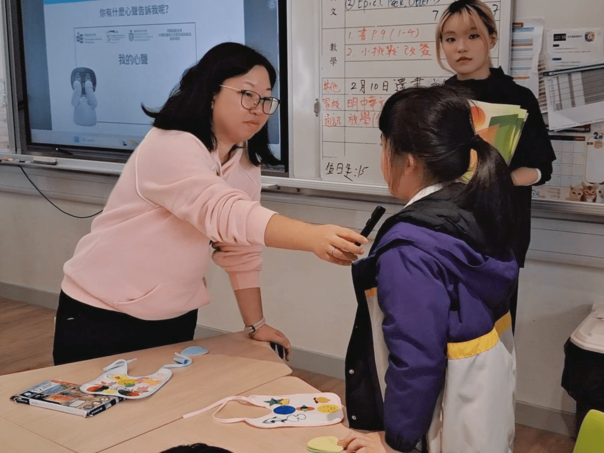 同学分享对「爱心宝宝」的喜爱与想法。