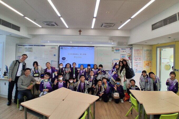 「爱心宝宝」项目团队与大埔五旬节圣洁会永光小学其中一班学生合照