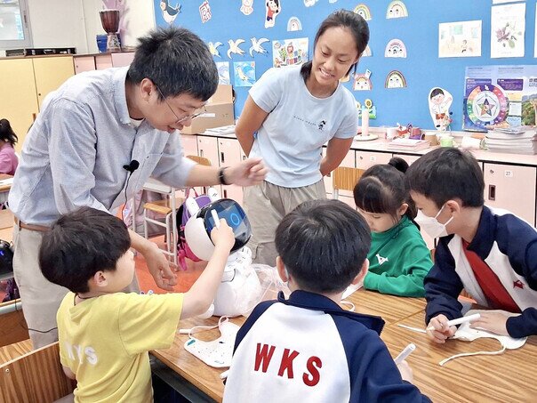 Mr Fung Kwong-chiu, PhD candidate from the Hong Kong University of Science and Technology introduced the robot’s functions to students