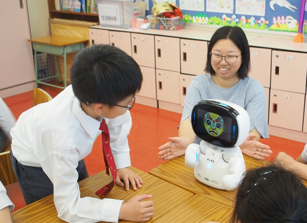 Students were watching the robot’s “face-changing” show attentively