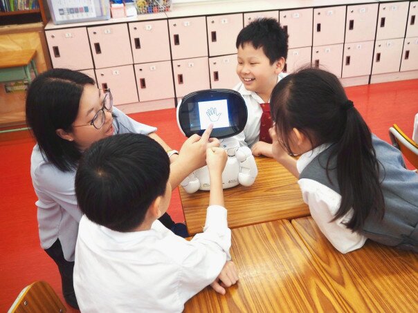 Dr Fung Ka-yan, Post-doctoral Fellow at the Education University of Hong Kong, guided students in playing rock-paper-scissors with the robot