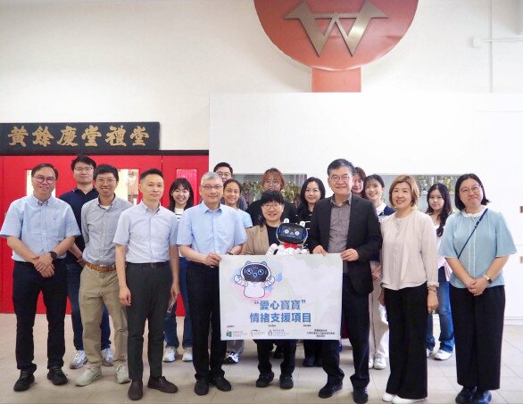 A group photo of the “Loving Baby” team, representatives from the Li Ka Shing Foundation, and students