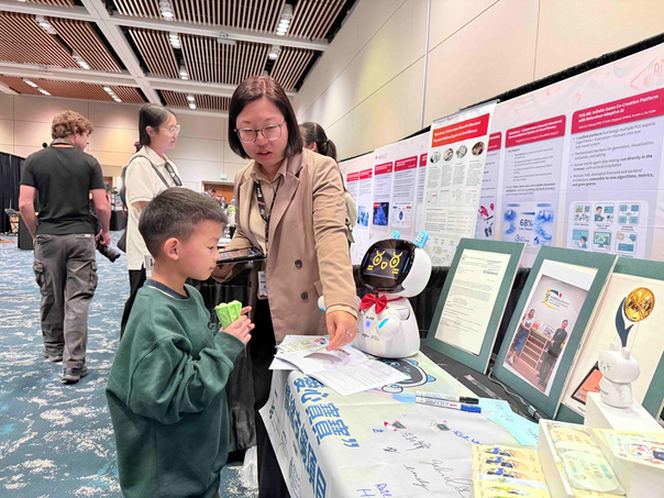 Dr Gabby Fung Ka Yan demonstrated the “Loving Baby” interactive learning function, attracting students to stop and experience it.